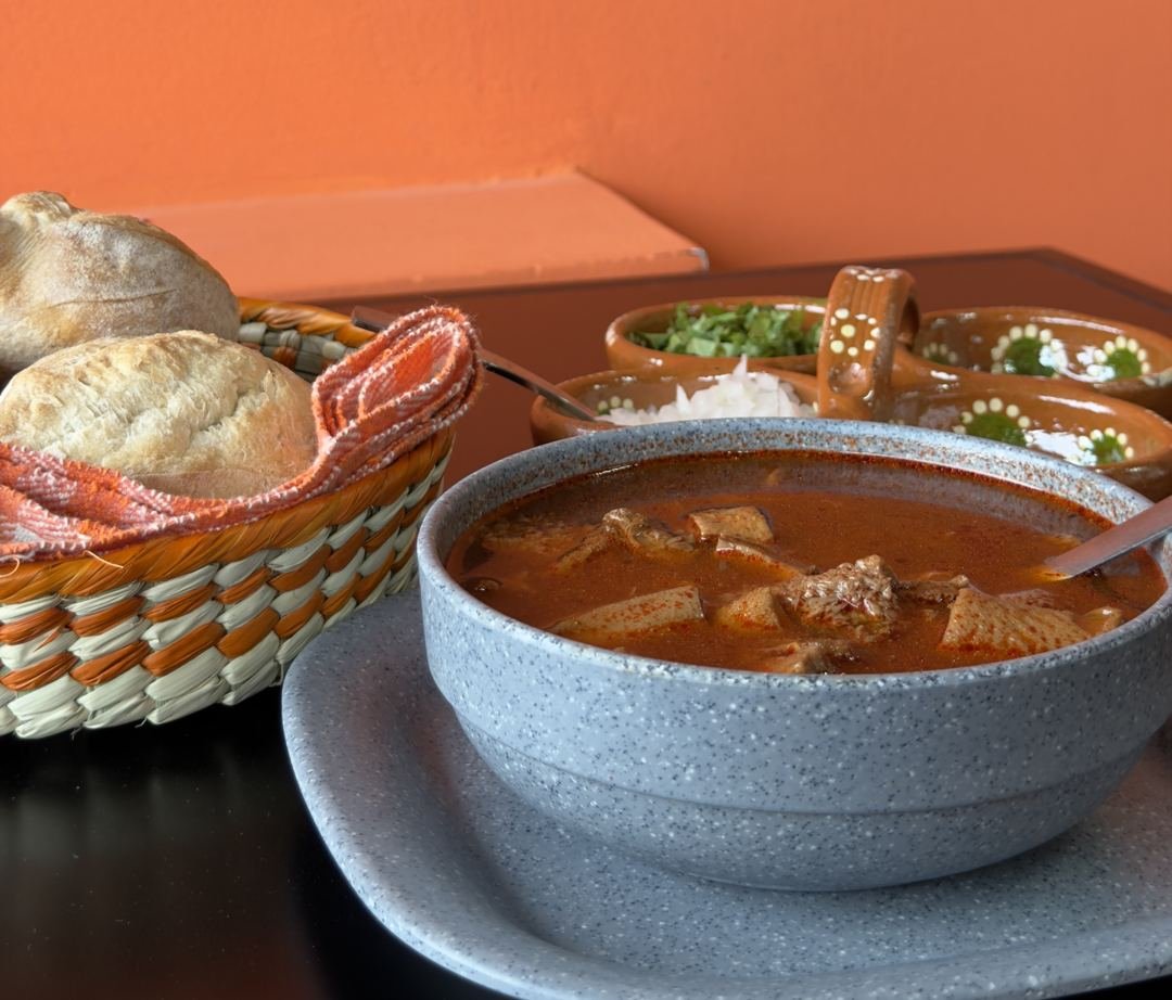 Plato de pancita con su pan y guarniciones en Almuerzos Ponchos